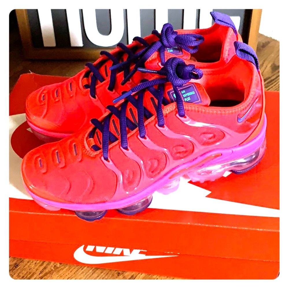 W Air Vapormax Plus- bright crimson/pink blast